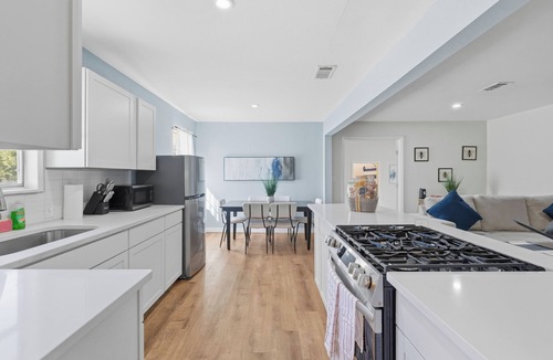 North Austin Civic Association House | Modern Austin Retreat w/Pool & Near The Domain
