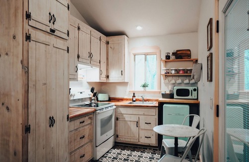 Sautee Nacoochee Cabin | Modern Boho Cabin - Romantic Couples Getaway - Luxury Tub - 5mi from Helen