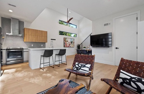 Brentwood House | Modern Casita