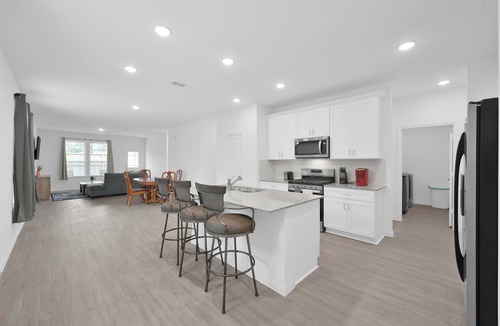 Conroe House | Modern Central 5 Bdrm Home W/Fenced Backyard