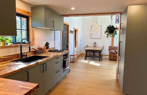 Goshen Ski Chalet | Modern Chalet by Mt. Sunapee with Spa