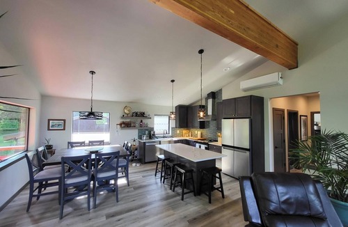 Ronald House | Modern charming 3-bedroom house in marvelous Ronald with WiFi, AC, Ping pong.