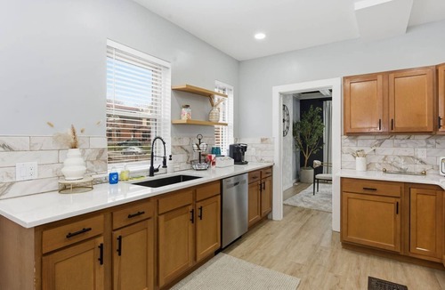 Roselawn Finance House | Modern Cincinnati Getaway I FREE Hot Tub, Fire Pit