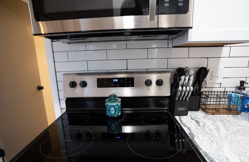 Franklin Park Apartment | Modern Convenience! Near Franklin Park! 1 BR Apt!
