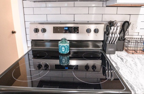 Franklin Park Apartment | Modern Convenience! Near Franklin Park! 1 BR Apt!