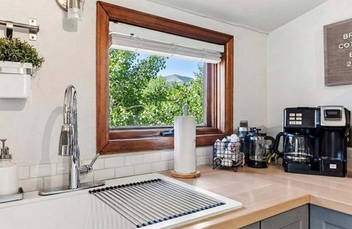 Historic District Cottage | Modern Cottage🏡3 Blocks to Main🚠4 minutes to Gondola♨️Hot Tub🐶Pets🤑$0 Cleaning fee