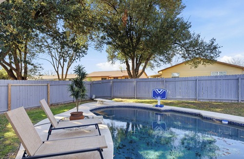 Quail Hollow House | Modern Designer HomePrivate PoolKing BedNear The Domain