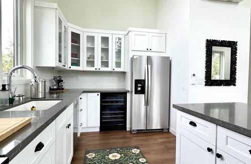 Bellingham House | Modern Executive Retreat with Garden Charm 2BR/2BA