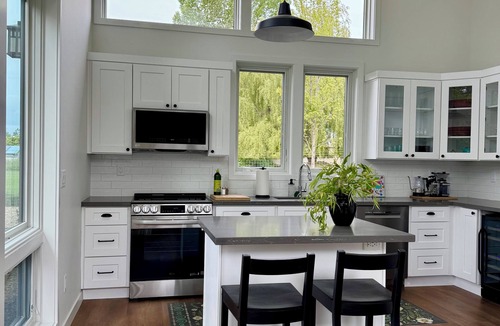 Bellingham House | Modern Executive Retreat with Garden Charm 2BR/2BA
