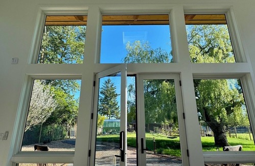 Bellingham House | Modern Executive Retreat with Garden Charm 2BR/2BA