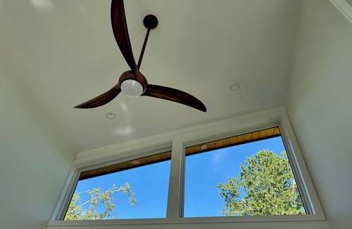 Bellingham House | Modern Executive Retreat with Garden Charm 2BR/2BA