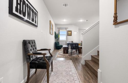 Lockhart Apartment | Modern Farmhouse Retreat w Patio Yard TWR 103