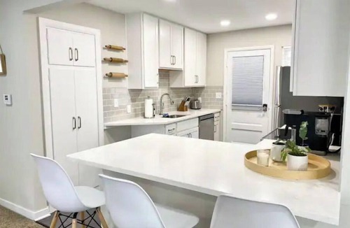 Grandview Heights Apartment | Modern Flat - King Bed - Garage - Central Location