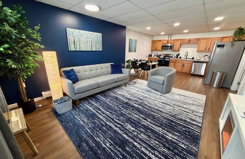 College Apartment | Modern Ground-Level Suite | King Bed, Near Airport