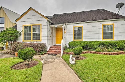 Riverside Terrace House | Modern Home with Yard Less Than 3 Miles to Houston Zoo!