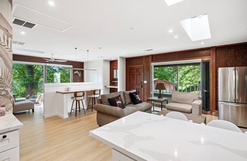 Gainesville House | Modern & Lakefront Haven in Gainesville ~Luxury Queen Bed Studio