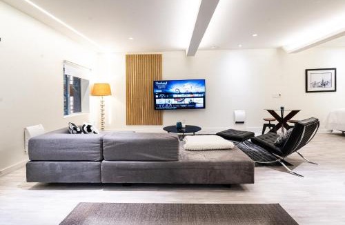 Kirkland Apartment | Modern Loft with Park Like Setting View
