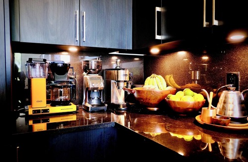 Bouldin Apartment | Modern Luxury Condo in Austin - WFH Setup, Rooftop, Pool, & Barton Springs