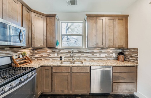 East MLK House | Modern Luxury Home in Downtown Austin-Near UT, ACL, SXSW, Festivals, Zilker Park, and Moody Center