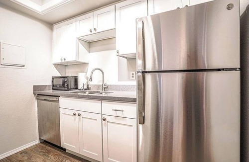 Bridle Trails Condo | Modern Microsoft Redmond Campus Condo with Balcony