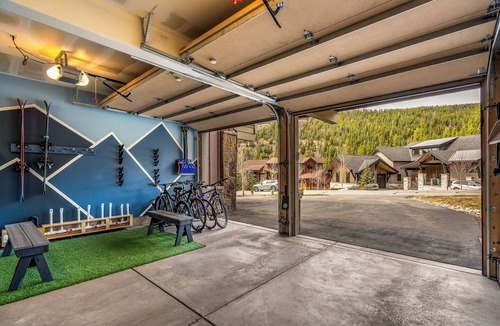 Keystone House | Modern Mountain Escape - Walk to Lifts - Private Hot Tub, Views, Work-Friendly