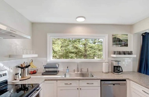 Lyons House | Modern Mountain Retreat Stunning Views Deck