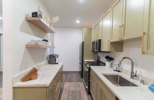 Palmer Bed & Breakfast | Modern Mountain View Suite Walk to Downtown Eats