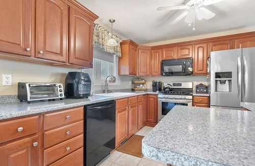 Lowell House | Modern Private Master Suite with Private Bathroom Near Boston