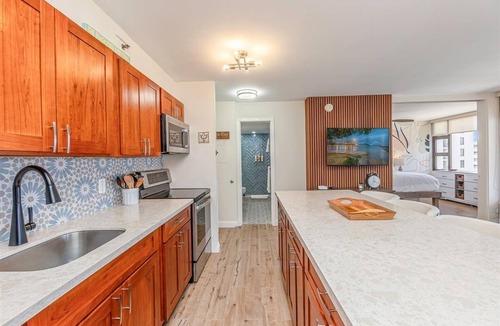 Waikiki Condo | Modern remodeled Condo. Walk to Waikiki Beach. Oceanview. Free Parking. AC.