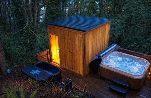 North Beacon Hill House | Modern Retreat Hot Tub Sauna 7 Min DT