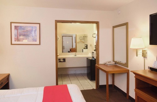 Guymon Hotel | Modern Room for Couples – Great Value off Highway 54!