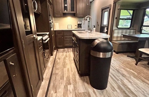 Forks House | Modern Spacious RV Retreat w/Full Kitchen & Cozy Comforts