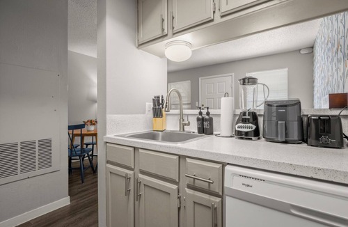 Hancock Apartment | Modern Stay Near Downtown | Fast Wi-Fi+ Parking