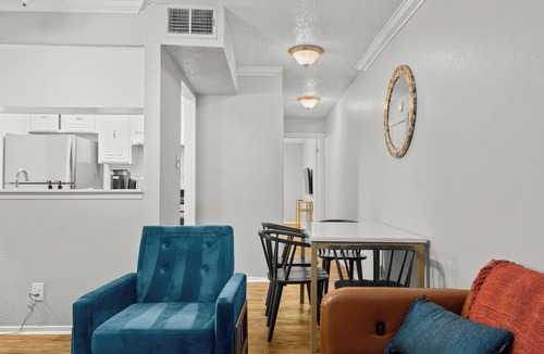 Brentwood Apartment | Modern Studio King Bed Downtown Austin near UT