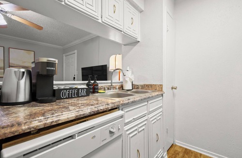 Brentwood Apartment | Modern Studio King Bed Downtown Austin near UT