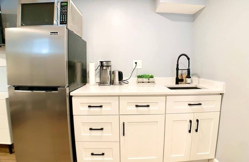 Arlington Apartment | Modern Studio-Private Entrance,Washer+Dryer
