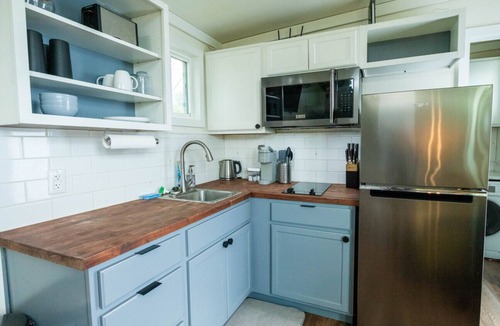 Fort Worth Apartment | Modern Tiny Home 15 mins from Fort Worth