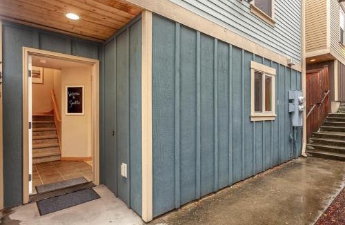 North Beacon Hill House | Modern Townhouse near DT Seattle & Stadium Parking