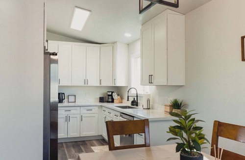 Taku - Campbell Apartment | Modern Upstairs Apartment Near Airport & Trails #B