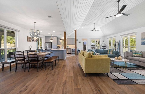 Leander House | Modern Villa w/Views+Pool on 35 acre private ranch