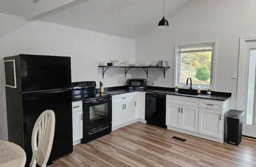 Waverly Apartment | Modern Waterfront Apt Lake White