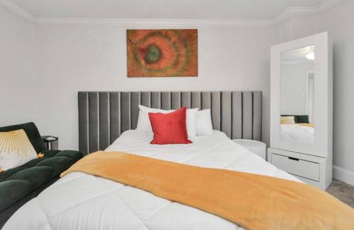 Neartown Bed & Breakfast | Modernized Private Master suite
