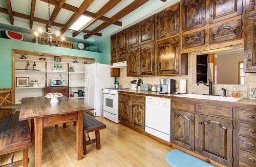 Monument House | Monument Retreat - Walk to Local Dining & Shopping
