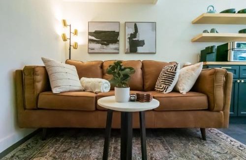 Holly Apartment | Moody and Bright - Peaceful St less than 5 min to the Action