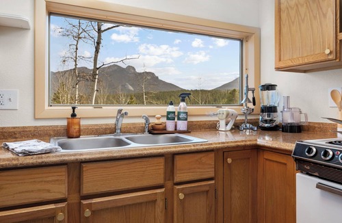 Black Hawk Cabin | Morning Star Cabin with King Bed +Treehouse + Games