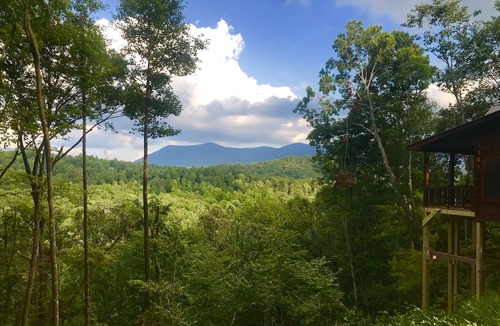Ellijay Cabin | MOST AMAZING Sunrises! 2 Lux kgs , 2 ba. real log cabin! WIFI, NETFLIX !