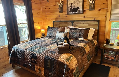 Ellijay Cabin | MOST AMAZING Sunrises! 2 Lux kgs , 2 ba. real log cabin! WIFI, NETFLIX !