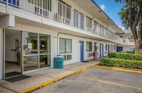 Conroe Hotel | Motel 6-Conroe, TX