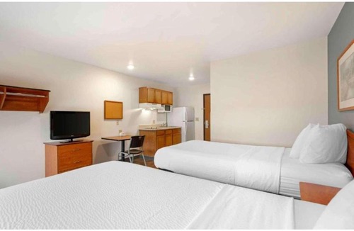 Sharonville Hotel | Motel 6 Suites Cincinnati Sharonville, OH