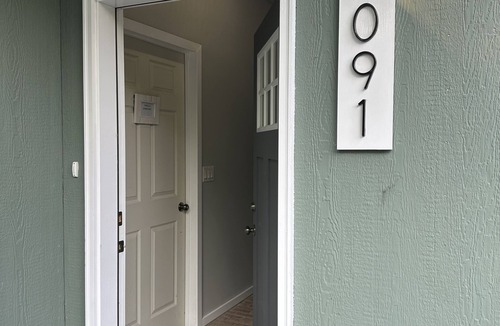 Knik-Fairview Apartment | 'Mother-In-Law' apartment in rural neighborhood.King bed, Kitchenette, fullbath.